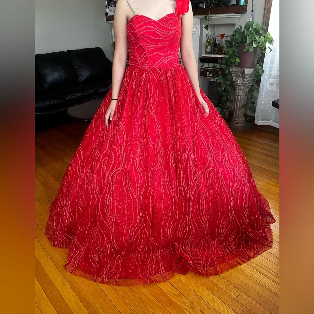 Red dress - Picture 1 of 8